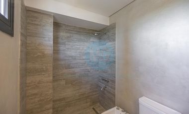 Piso de 4 ambientes con quincho, terraza y jacuzzi privados a estrenar, amenities cochera