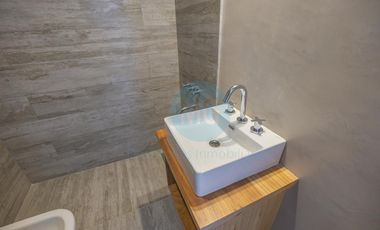 Piso de 4 ambientes con quincho, terraza y jacuzzi privados a estrenar, amenities cochera