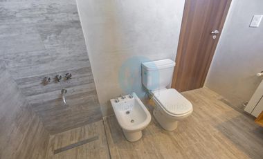 Piso de 4 ambientes con quincho, terraza y jacuzzi privados a estrenar, amenities cochera