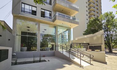 Piso de 4 ambientes con quincho, terraza y jacuzzi privados a estrenar, amenities cochera