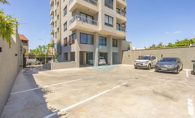 Piso de 4 ambientes con quincho, terraza y jacuzzi privados a estrenar, amenities cochera