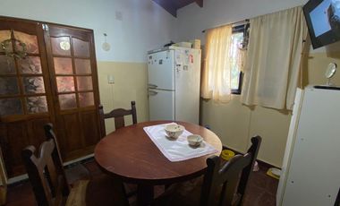 Casa mas departamento en Arturo Segui con un lote de 43x43 totalmente arbolado.