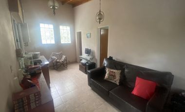 Casa mas departamento en Arturo Segui con un lote de 43x43 totalmente arbolado.