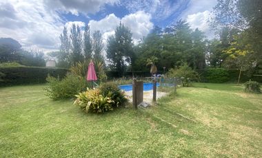 Casa mas departamento en Arturo Segui con un lote de 43x43 totalmente arbolado.