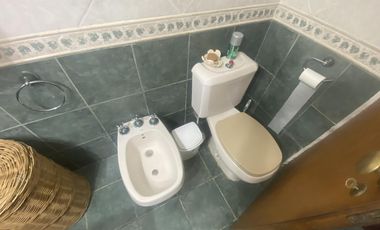 Casa mas departamento en Arturo Segui con un lote de 43x43 totalmente arbolado.