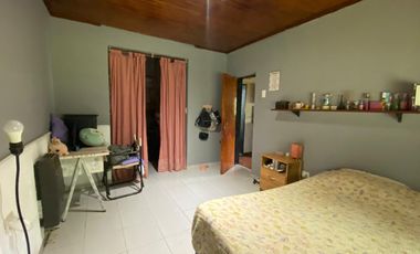 Casa mas departamento en Arturo Segui con un lote de 43x43 totalmente arbolado.