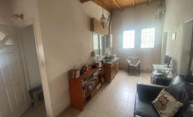Casa mas departamento en Arturo Segui con un lote de 43x43 totalmente arbolado.