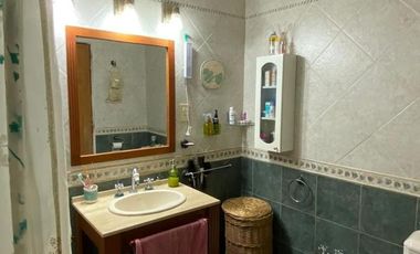 Casa mas departamento en Arturo Segui con un lote de 43x43 totalmente arbolado.