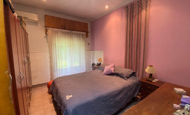 Casa mas departamento en Arturo Segui con un lote de 43x43 totalmente arbolado.