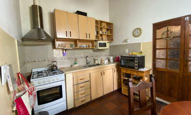 Casa mas departamento en Arturo Segui con un lote de 43x43 totalmente arbolado.