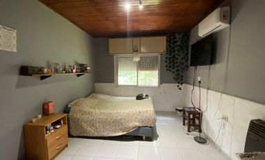 Casa mas departamento en Arturo Segui con un lote de 43x43 totalmente arbolado.