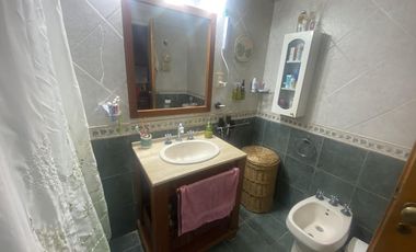 Casa mas departamento en Arturo Segui con un lote de 43x43 totalmente arbolado.