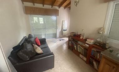 Casa mas departamento en Arturo Segui con un lote de 43x43 totalmente arbolado.