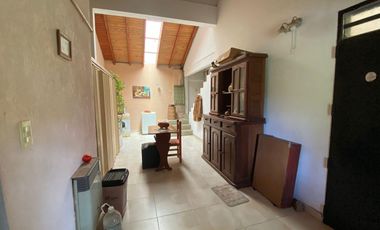 Casa mas departamento en Arturo Segui con un lote de 43x43 totalmente arbolado.