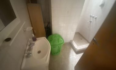 Casa mas departamento en Arturo Segui con un lote de 43x43 totalmente arbolado.