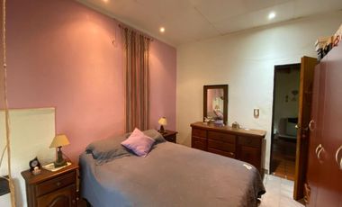 Casa mas departamento en Arturo Segui con un lote de 43x43 totalmente arbolado.