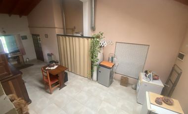 Casa mas departamento en Arturo Segui con un lote de 43x43 totalmente arbolado.