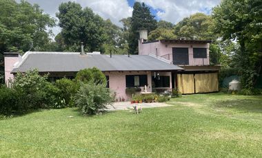 Casa mas departamento en Arturo Segui con un lote de 43x43 totalmente arbolado.