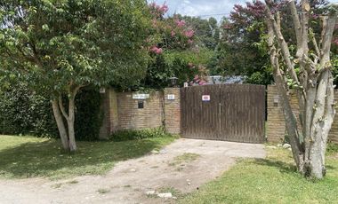 Casa mas departamento en Arturo Segui con un lote de 43x43 totalmente arbolado.