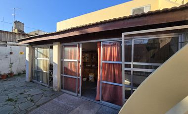 VENTA CASA DE 4 AMBIENTES EN VILLA ADELINA
