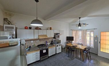 VENTA CASA DE 4 AMBIENTES EN VILLA ADELINA