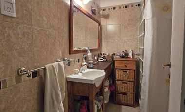 VENTA CASA DE 4 AMBIENTES EN VILLA ADELINA