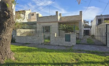 VENTA CASA DE 4 AMBIENTES EN VILLA ADELINA