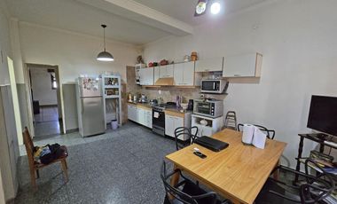 VENTA CASA DE 4 AMBIENTES EN VILLA ADELINA