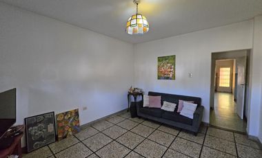 VENTA CASA DE 4 AMBIENTES EN VILLA ADELINA