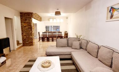 Triplex con patio y pileta en venta en Ituzaingo