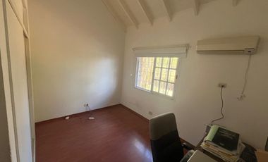 Triplex con patio y pileta en venta en Ituzaingo
