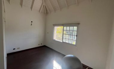 Triplex con patio y pileta en venta en Ituzaingo