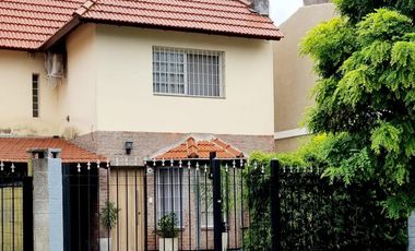 Triplex con patio y pileta en venta en Ituzaingo