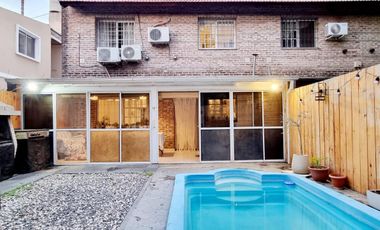 Triplex con patio y pileta en venta en Ituzaingo
