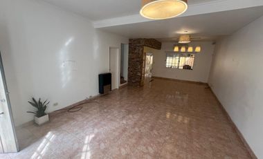 Triplex con patio y pileta en venta en Ituzaingo