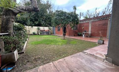 Casa de 2 Plantas con Jardin a la Venta / Boulogne - San Isidro