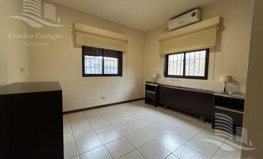 Casa de 2 Plantas con Jardin a la Venta / Boulogne - San Isidro