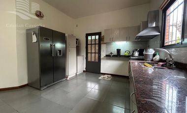 Casa de 2 Plantas con Jardin a la Venta / Boulogne - San Isidro