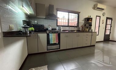 Casa de 2 Plantas con Jardin a la Venta / Boulogne - San Isidro