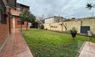 Casa de 2 Plantas con Jardin a la Venta / Boulogne - San Isidro
