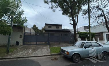 Casa de 2 Plantas con Jardin a la Venta / Boulogne - San Isidro