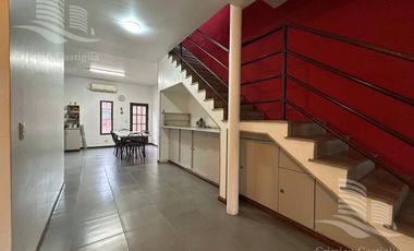 Casa de 2 Plantas con Jardin a la Venta / Boulogne - San Isidro