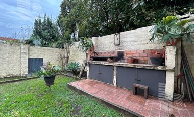 Casa de 2 Plantas con Jardin a la Venta / Boulogne - San Isidro