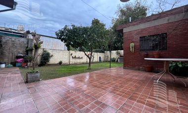 Casa de 2 Plantas con Jardin a la Venta / Boulogne - San Isidro