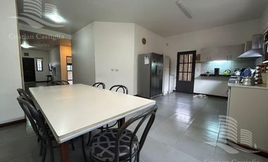 Casa de 2 Plantas con Jardin a la Venta / Boulogne - San Isidro