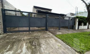 Casa de 2 Plantas con Jardin a la Venta / Boulogne - San Isidro