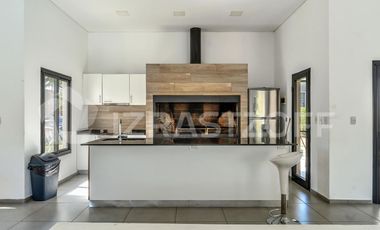 Duplex de tres dormitorios y jardín en Cañada Village I