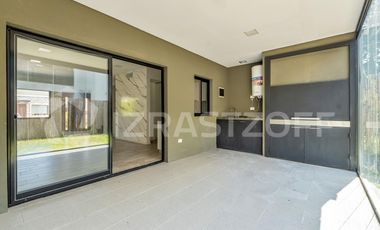 Duplex de tres dormitorios y jardín en Cañada Village I