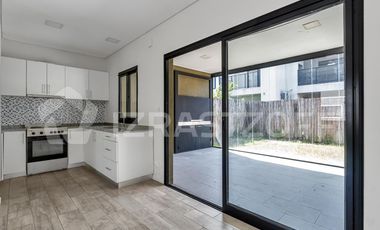 Duplex de tres dormitorios y jardín en Cañada Village I