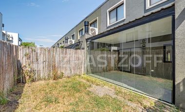 Duplex de tres dormitorios y jardín en Cañada Village I